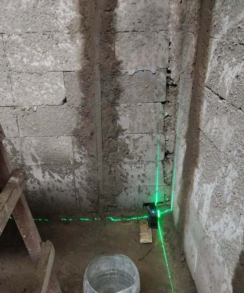 Laser digunakan untuk patokan plesteran